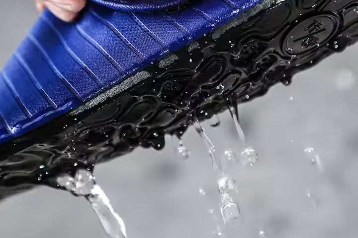 Quick drainage water shoes